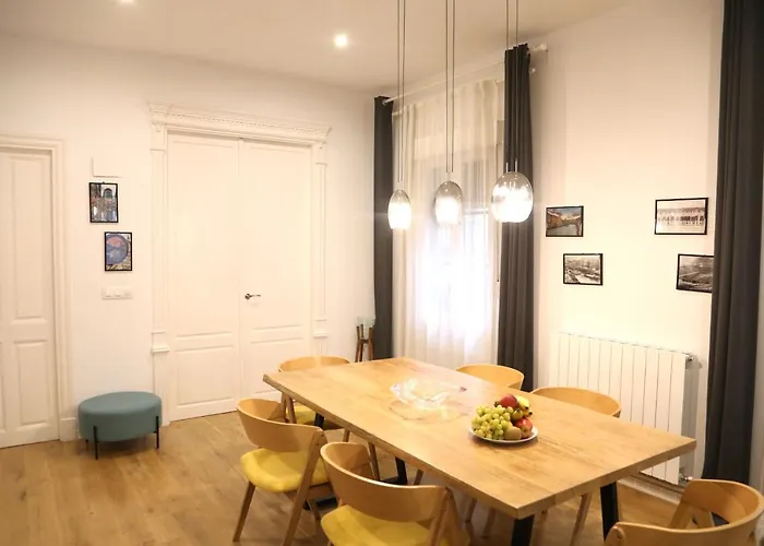 Apartamento Piso Exclusivo Frente Al Casco Viejo Con Parking Gratis *