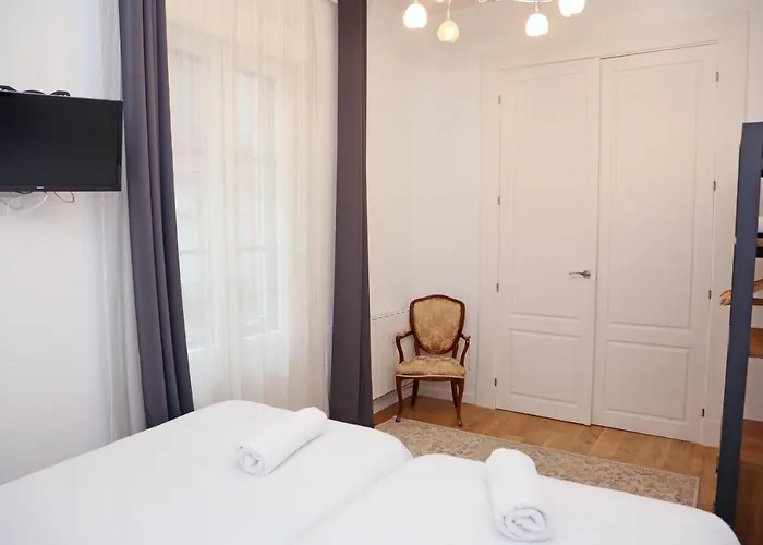 Apartamento Piso Exclusivo Frente Al Casco Viejo Con Parking Gratis *