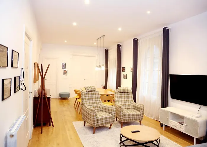 Apartment Piso Exclusivo Frente Al Casco Viejo Con Parking Gratis *