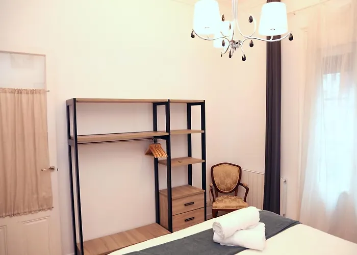 Piso Exclusivo Frente Al Casco Viejo Con Parking Gratis